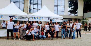 Coordenadores de cursos, equipe da Seavin e estudantes em local de Prova em Vitória